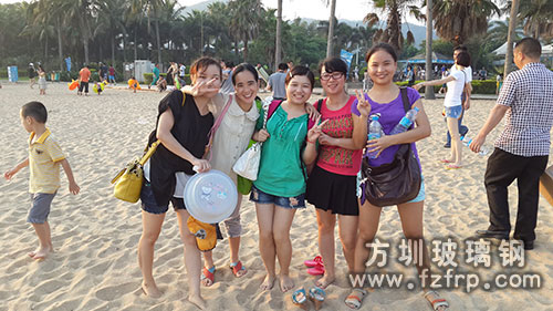 這里的沙細(xì),踩上去很舒服,方圳玻璃鋼的美女們,耶! 這里的沙細(xì),踩上去很舒服,方圳玻璃鋼的美女們,耶!