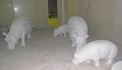 仿青銅玻璃鋼河馬雕塑工廠打磨拋光修補(bǔ)圖 仿青銅玻璃鋼河馬雕塑工廠打磨拋光修補(bǔ)圖