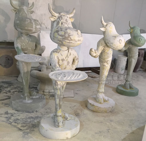 卡通送餐牛玻璃鋼雕塑打磨修補(bǔ)圖 卡通送餐牛玻璃鋼雕塑打磨修補(bǔ)圖