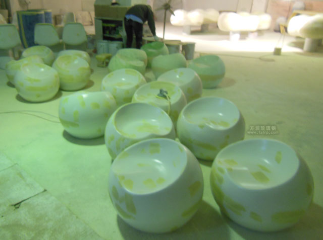 佛山三水廣場玻璃鋼蘋果凳工廠打磨修復圖 佛山三水廣場玻璃鋼蘋果凳工廠打磨修復圖