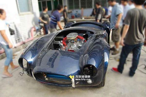 方圳玻璃鋼跑車外殼打磨拋光后發(fā)動(dòng)機(jī)及配件安裝圖 方圳玻璃鋼跑車外殼打磨拋光后發(fā)動(dòng)機(jī)及配件安裝圖