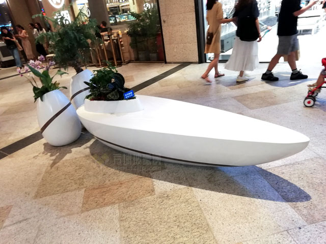 深圳龍華商業(yè)中心玻璃鋼室內(nèi)美陳裝飾花器座椅 深圳龍華商業(yè)中心玻璃鋼室內(nèi)美陳裝飾花器座椅