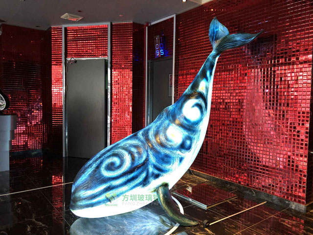 臺(tái)灣高檔會(huì)所透明玻璃鋼發(fā)光鯨魚(yú)雕塑色彩斑斕 臺(tái)灣高檔會(huì)所透明玻璃鋼發(fā)光鯨魚(yú)雕塑色彩斑斕