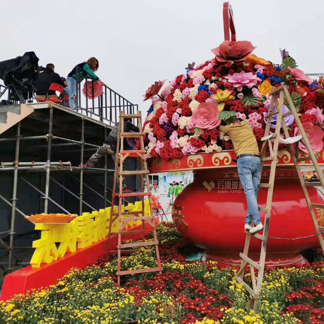 大型玻璃鋼花籃雕塑營造肇慶東門廣場春節(jié)氛圍 大型玻璃鋼花籃雕塑營造肇慶東門廣場春節(jié)氛圍