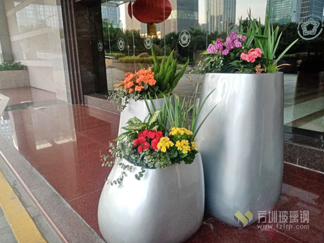時(shí)尚玻璃鋼組合花盆美化深圳五洲賓館 時(shí)尚玻璃鋼組合花盆美化深圳五洲賓館